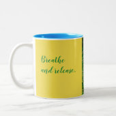 2つの調子のマグは"呼吸し、解放します" ツートーンマグカップ (左)