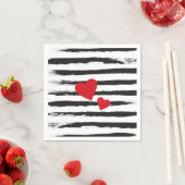 2つの赤いハートを持つラブリーブラックストライプブラシストロークの スタンダードカクテルナプキン (インサイチュ)