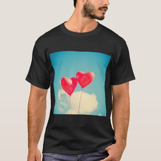 2つの赤いハートバルーンデザイン Tシャツ (正面)