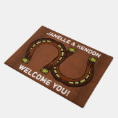 2つの蹄鉄とのパーソナライズな"歓迎" ドアマット (アングル)