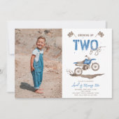 2つの速いオフロードバイクの誕生日招待状 招待状 (正面)