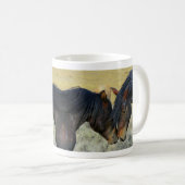 2つの野生の馬の鼻に触れるマグ コーヒーマグカップ (正面右)