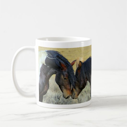 2つの野生の馬の鼻に触れるマグ コーヒーマグカップ (左)