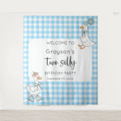 2つの間抜けグースブルー2ndバースデーウェルカムバックドロップ タペストリー (正面)