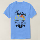 2つの食べ妊娠期間のための女性のおもしろいピザ Tシャツ (デザイン正面)
