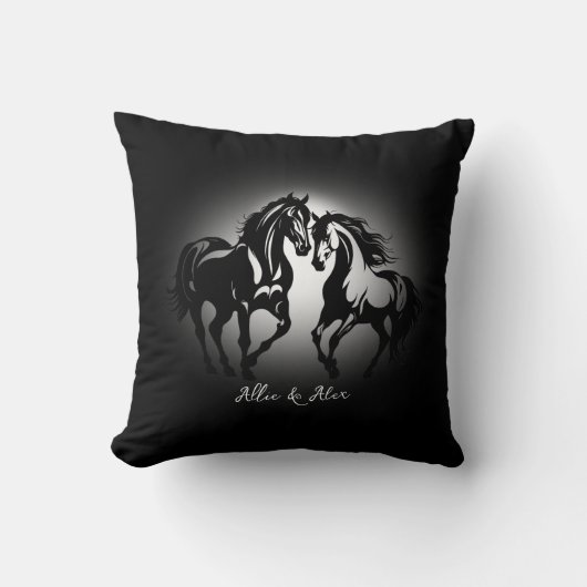 2つの馬の愛の白黒馬好きカップル クッション (正面)