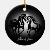 2つの馬の愛の白黒馬好きカップル セラミックオーナメント (正面)