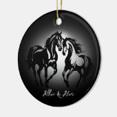 2つの馬の愛の白黒馬好きカップル セラミックオーナメント (左)