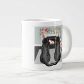 2つの黒いラブラドールドッグクリスマス暖炉のシーン ジャンボコーヒーマグカップ (正面右)