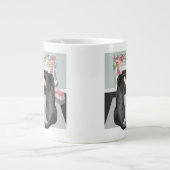 2つの黒いラブラドールドッグクリスマス暖炉のシーン ジャンボコーヒーマグカップ (正面)