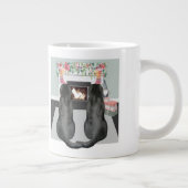 2つの黒いラブラドールドッグクリスマス暖炉のシーン ジャンボコーヒーマグカップ (右)
