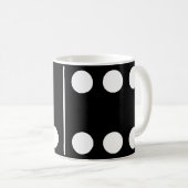 2つの6つの黒ドミノマグ コーヒーマグカップ (正面右)