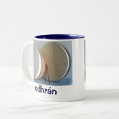 2つのbodhransおよび2台のダンプカー、2つのbodhransおよび2 tipp… ツートーンマグカップ (正面左)