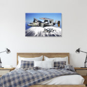 2つのE-2Cホーキーがフライバイを行う キャンバスプリント (インサイチュ (寝室))