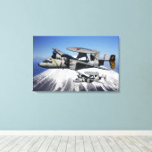 2つのE-2Cホーキーがフライバイを行う キャンバスプリント (インサイチュ (ウッドフロア))