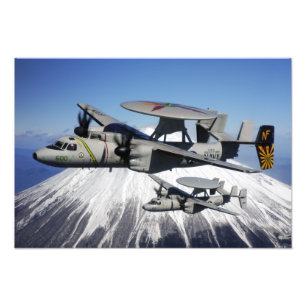 2つのE-2Cホーキーがフライバイを行う フォトプリント           