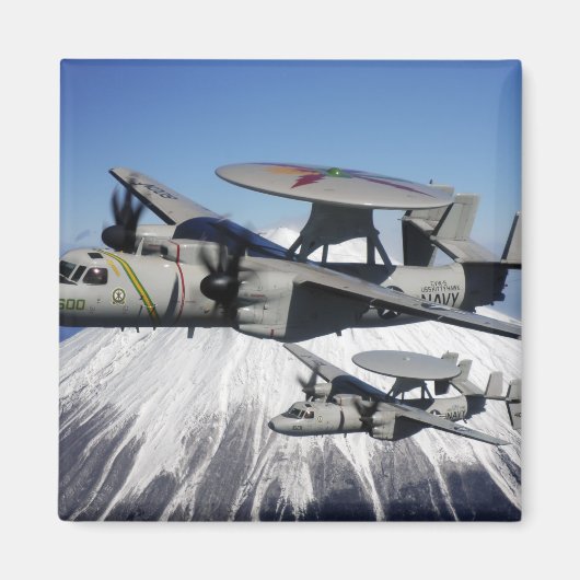 2つのE-2Cホーキーがフライバイを行う マグネット (正面)