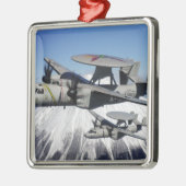 2つのE-2Cホーキーがフライバイを行う メタルオーナメント (左)