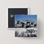 2つのE-2Cホーキーがフライバイを行う 缶バッジ (正面&裏面)