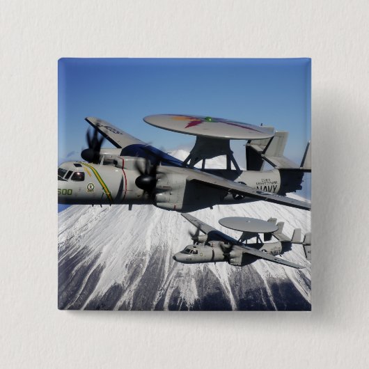 2つのE-2Cホーキーがフライバイを行う 缶バッジ (正面)