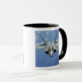 2つのF-22ラプターが太平洋海を飛ぶ2 マグカップ (正面右)