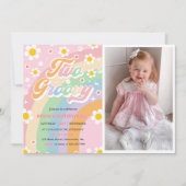 2つのGroovyデイジーレインボー2nd誕生日パーティー写真 招待状 (正面)