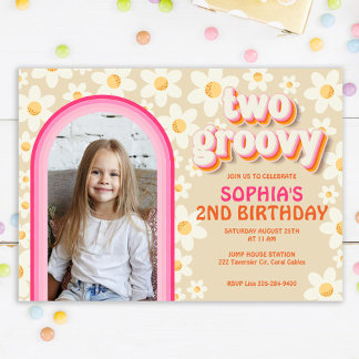 2つのGroovyレトロデイジーフォト誕生日招待状- ノートカード