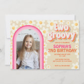 2つのGroovyレトロデイジーフォト誕生日招待状- ノートカード (正面)