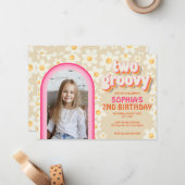 2つのGroovyレトロデイジーフォト誕生日招待状- ノートカード (正面/裏面インサイチュ)