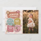 2つのGroovyレトロデイジー女の子2nd誕生日の写真 招待状 (正面)