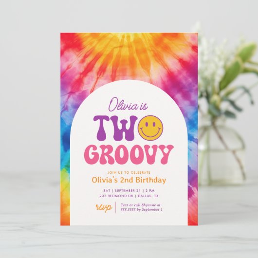 2つのGroovyレトロ絞り染め2nd誕生日 招待状 (スタンド正面)