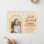 2つのGroovy 2ndバースデーフォト招待状 | レトロD ノートカード (正面/裏面インサイチュ)