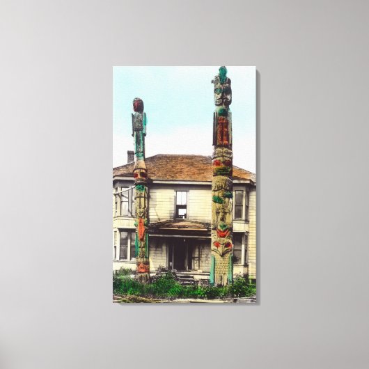 2つのTotempolesのビューWrangell, AK キャンバスプリント (正面)