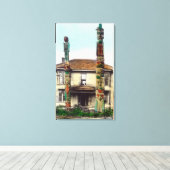 2つのTotempolesのビューWrangell, AK キャンバスプリント (インサイチュ (ウッドフロア))