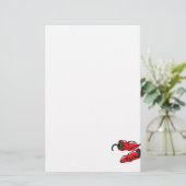 2つは写実的な赤唐辛子の茎にしわを寄せました 便箋 (スタンド正面)