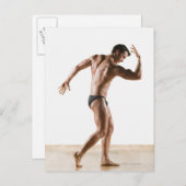 2つを曲げ、提起する男性のボディービルダー ポストカード (正面/裏面)