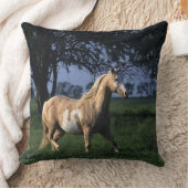 2つを立てているペンキの馬 クッション (ブランケット)