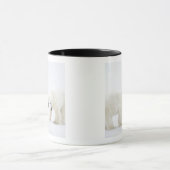 2つを遊んだ後雪に立っている白くま マグカップ (中央)