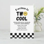 2つクールの2番目の誕生日レトロスマイルチェッカーボード 招待状 (スタンド正面)