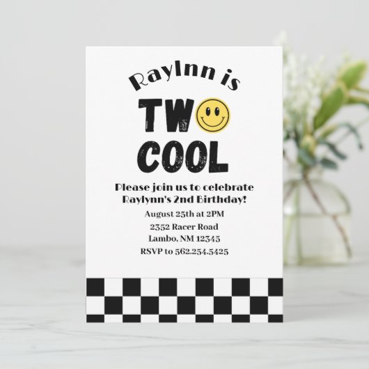 2つクールの2番目の誕生日レトロスマイルチェッカーボード 招待状 (スタンド正面)