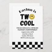 2つクールの2番目の誕生日レトロスマイルチェッカーボード 招待状 (正面/裏面)