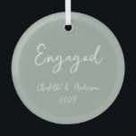 2つパーソナライズされた婚約したの手書きセージ ガラスオーナメント<br><div class="desc">祝初めてのクリスマスはこのガラスパーソナライズされたオーナメントと組み合わせお洒落て、緑のセージの背景に白い手書きのスクリプトを搭載している。まだエレガントデザインはよくはしゃぐ、あなたの休日の装飾に魅力と洗練のtouchを追加し、この特別なマイルストーンのための完璧な記念品にする。名前と年でパーソナライズして、カップルとしてあなたのユニーク最初のホリデーシーズンの喜びと興奮を美しくキャプチャするオーナメントを作婚約した成する。</div>