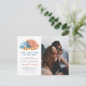 2つ少ない魚が海の写真婚約パーティ インビテーションポストカード (スタンド正面)