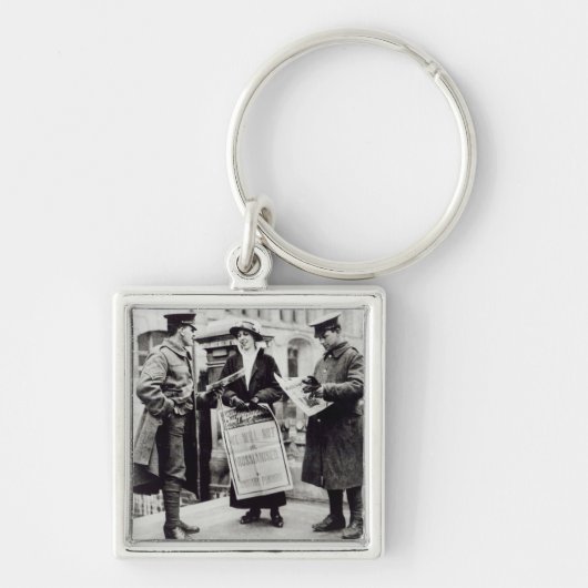 2に新聞を販売しているSuffragette キーホルダー (正面)