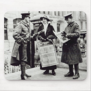2に新聞を販売しているSuffragette マウスパッド