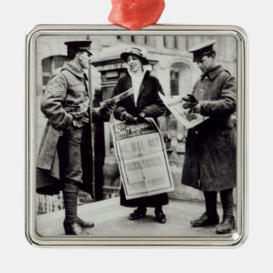 2に新聞を販売しているSuffragette メタルオーナメント