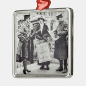 2に新聞を販売しているSuffragette メタルオーナメント (左)