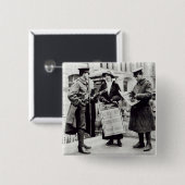 2に新聞を販売しているSuffragette 缶バッジ (正面&裏面)