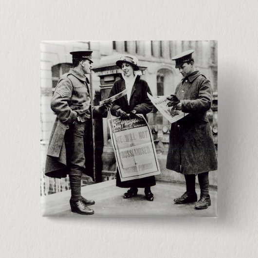 2に新聞を販売しているSuffragette 缶バッジ (正面)