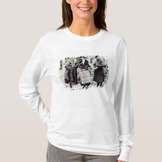 2に新聞を販売しているSuffragette Tシャツ (正面)